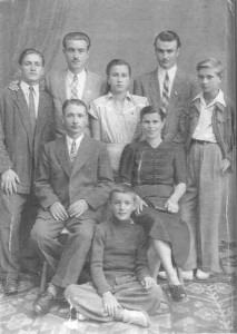 Cu familia, în 1951. Primul, de la dreapta la stângs, sus, Gh. Muşat