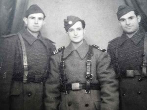 Ioan Crişan, cu nişte colegi de armată, primul de la  stânga la dreapta (1)