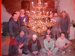 Echipa care a realizat primul candelabru, după preularea în posesie a fabricii, confiscată de către comunişti (1)