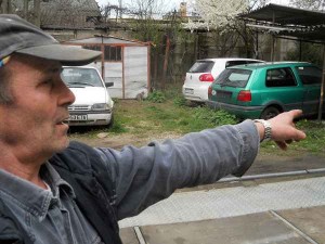 Simion Ciupei, agresorul lui Paul Moraru arătându-ne parcul auto al victimei, care nu permite şi altora să parcheze acolo