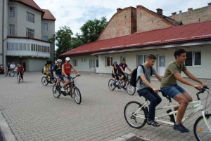 incercand senzatia mersului pe bicicletă, alături de  prietenii lor văzători