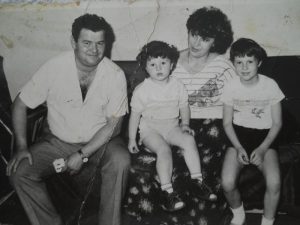Alături de soţie, Maria şi de cei doi copii Bogdan şi Grigoraş, în 1987
