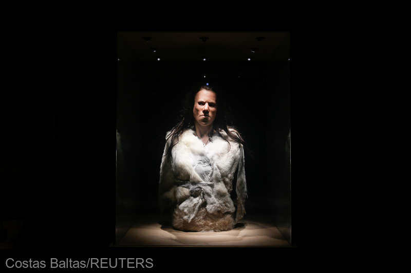 The reconstructed face of 'Dawn', a young woman who lived around 7,000 BC in a cave in Greece, is displayed during a presentation at the Acropolis museum in Athens, Greece, January 19, 2018. A Greek team led by an orthodontics professor has reconstructed the face of 'Dawn', from her remains, bringing to life a person who lived during the mesolithic period and uncovering details of her everyday existence. Picture taken January 19, 2018. REUTERS/Costas Baltas           NO RESALES. NO ARCHIVES.