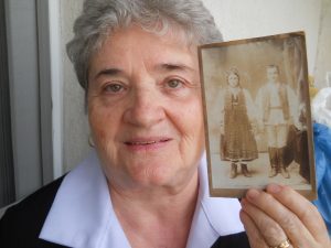 Ana Lobonţ, 72 de ani arătându-ne cu emoţie poza părinţilor ei, Simion şi Teodosia Sechelea