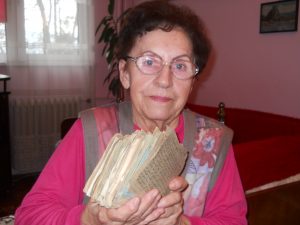 Angela Bega, 76 de ani şi teancul de scrisori ale tatălui pe care acesta le-a trimis familiei de pe front