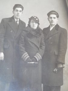 Vasile Pomian (stânga), soţia Eliza şi un unchi 