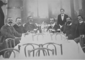Augustin Maior, al doilea, de la stânga la dreapta, la o masă cu Aurel Vlaicu, ultimul