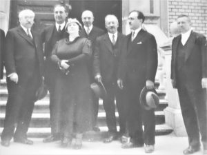 În faţa Universităţii din Cluj, după 1930, împreună cu colegii din corpul academic