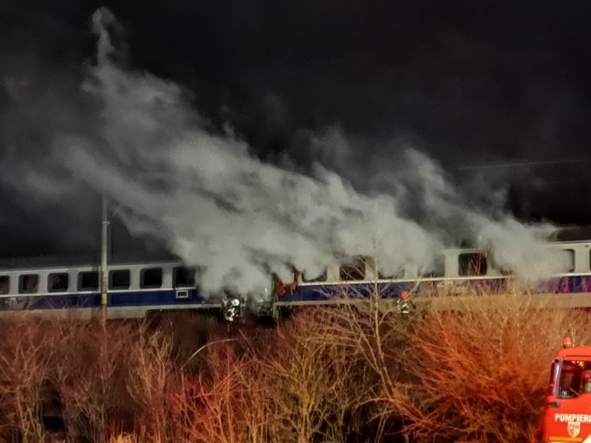 Trenul Gala I Cluj Napoca A Luat Foc C L Torii Au Fost Evacua I