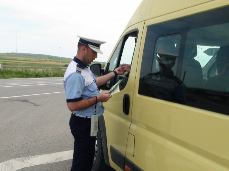 Polițiștii au desfășurat o acțiune pentru verificarea legalității transportului de persoane