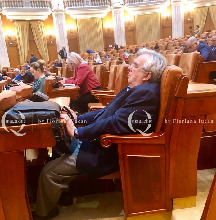 Sometimes sometimes Growl Triathlete Florin Stamatian pozat în timp ce dormea în Parlament: ”Cine, ce, cum,  unde, când?! Eu n-am obiceiul să dorm!” - Ziar Gazeta de Cluj