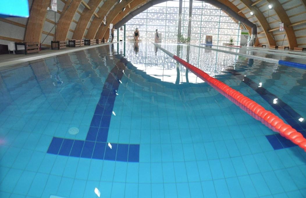 Presenter servant downstairs Bazinul de înot Turda anunță programul cursurilor de înot și prețurile  abonamentelor pentru copii și adulți - Ziar Gazeta de Cluj