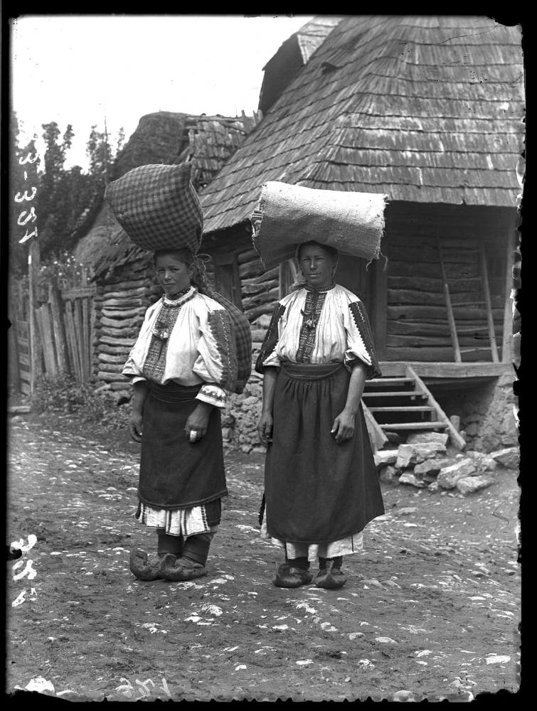 Femei transportând țesături pe cap, Ținutul Pădurenilor, 1923, Romulus Vuia -